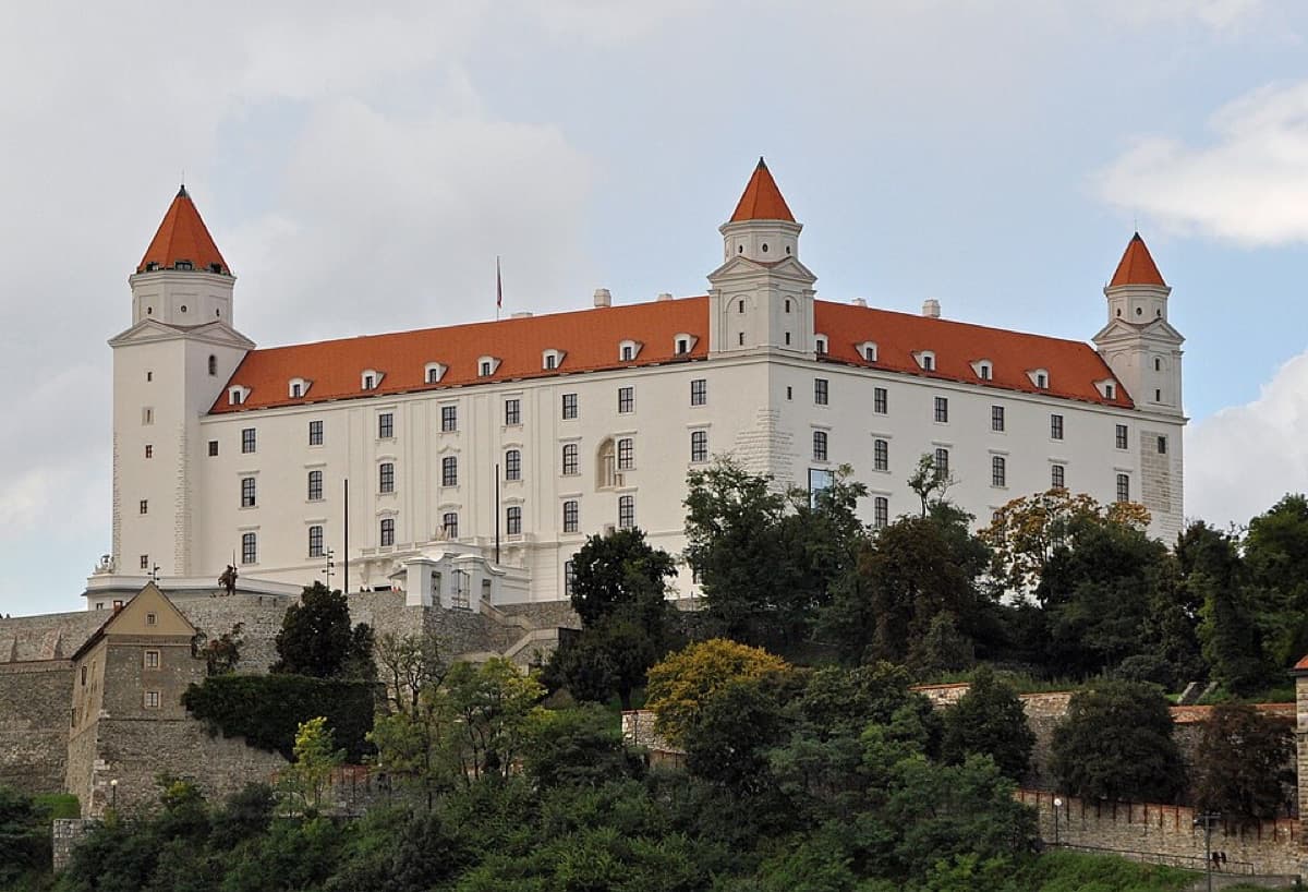Gửi Hàng Đi Slovakia: Nhận Gửi Gì, Mất Bao Lâu, Cần Giấy Tờ Gì