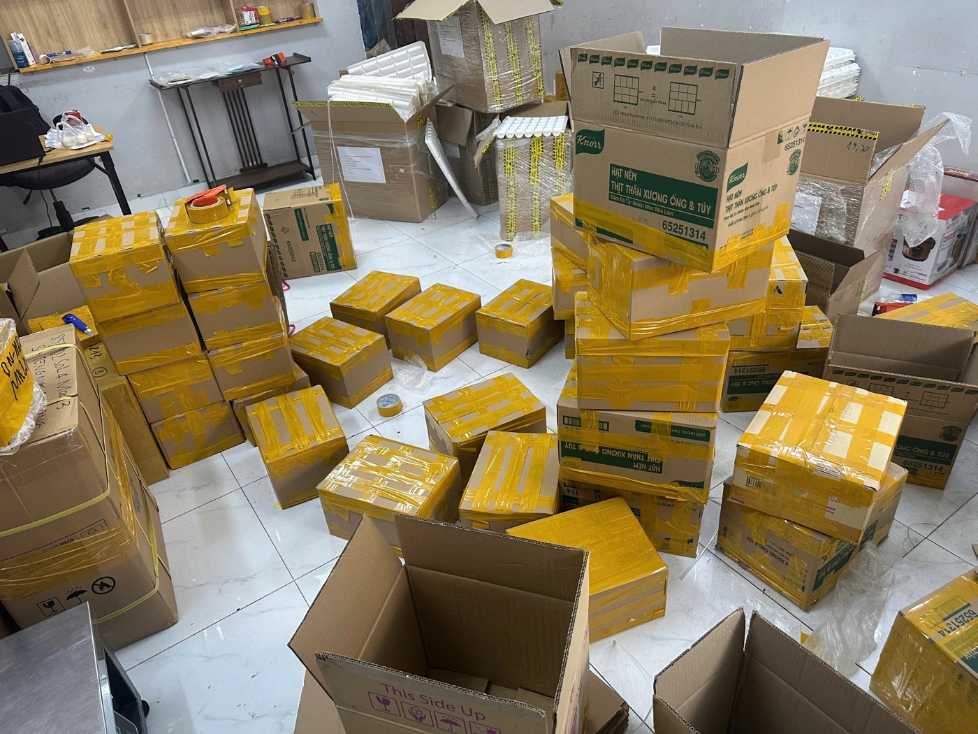 Kiện hàng được kiểm đếm, gia cố và đóng gói đúng tiêu chuẩn trước khi bay đi Hàn